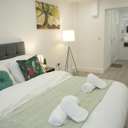 Luton Nook And Kitchen 4 Mins To Luton Airport Apartment Exterior photo