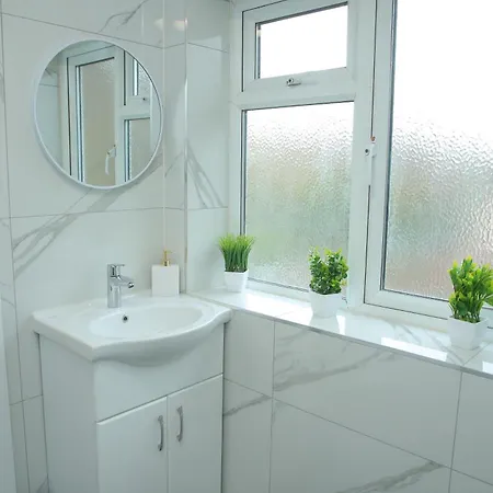 Luton Nook And Kitchen 4 Mins To Luton Airport Apartment Exterior photo