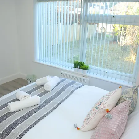 Luton Nook And Kitchen 4 Mins To Luton Airport Apartment Exterior photo